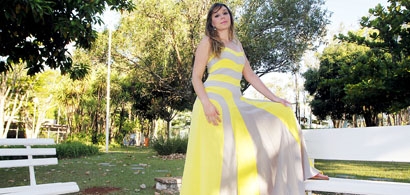 A modelo Juliana Taveira Gosuen veste longo da Copacabana Club